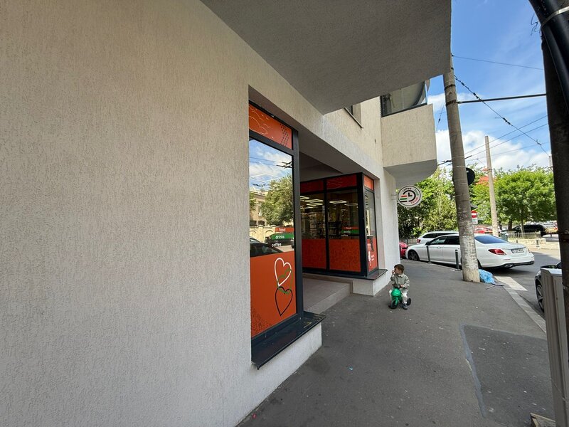 Tepes Voda nr. 66-72, spatiu comercial de vanzare.