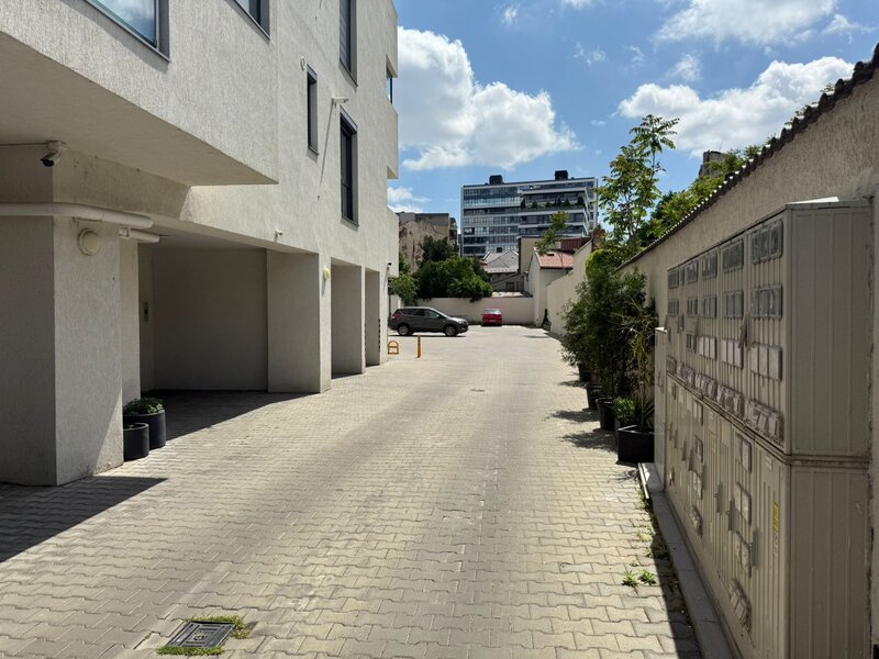 Tepes Voda nr. 66-72, spatiu comercial de vanzare.