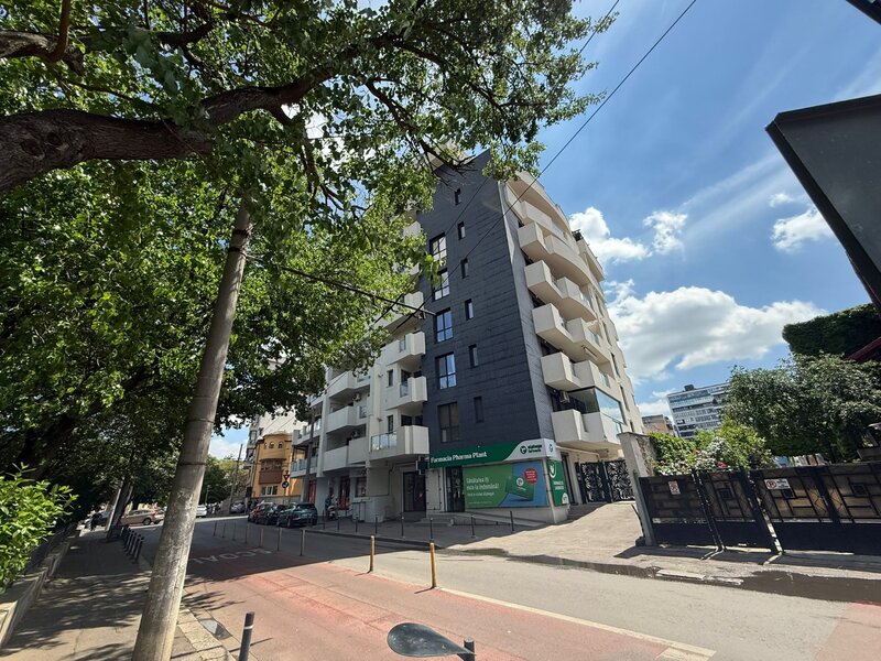 Tepes Voda nr. 66-72, spatiu comercial de vanzare.
