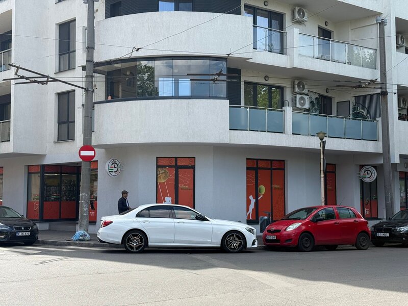 Tepes Voda nr. 66-72, spatiu comercial de vanzare.